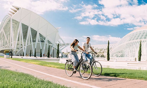 Pareja en bicicleta por la CAC